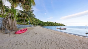 Na praia, areia branca, passeios de caiaque