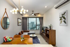 슈피리어 아파트, 침실 2개, 수영장 이용, 강 전망 | 객실 내 금고, 책상, 다리미/다리미판, 침대 시트