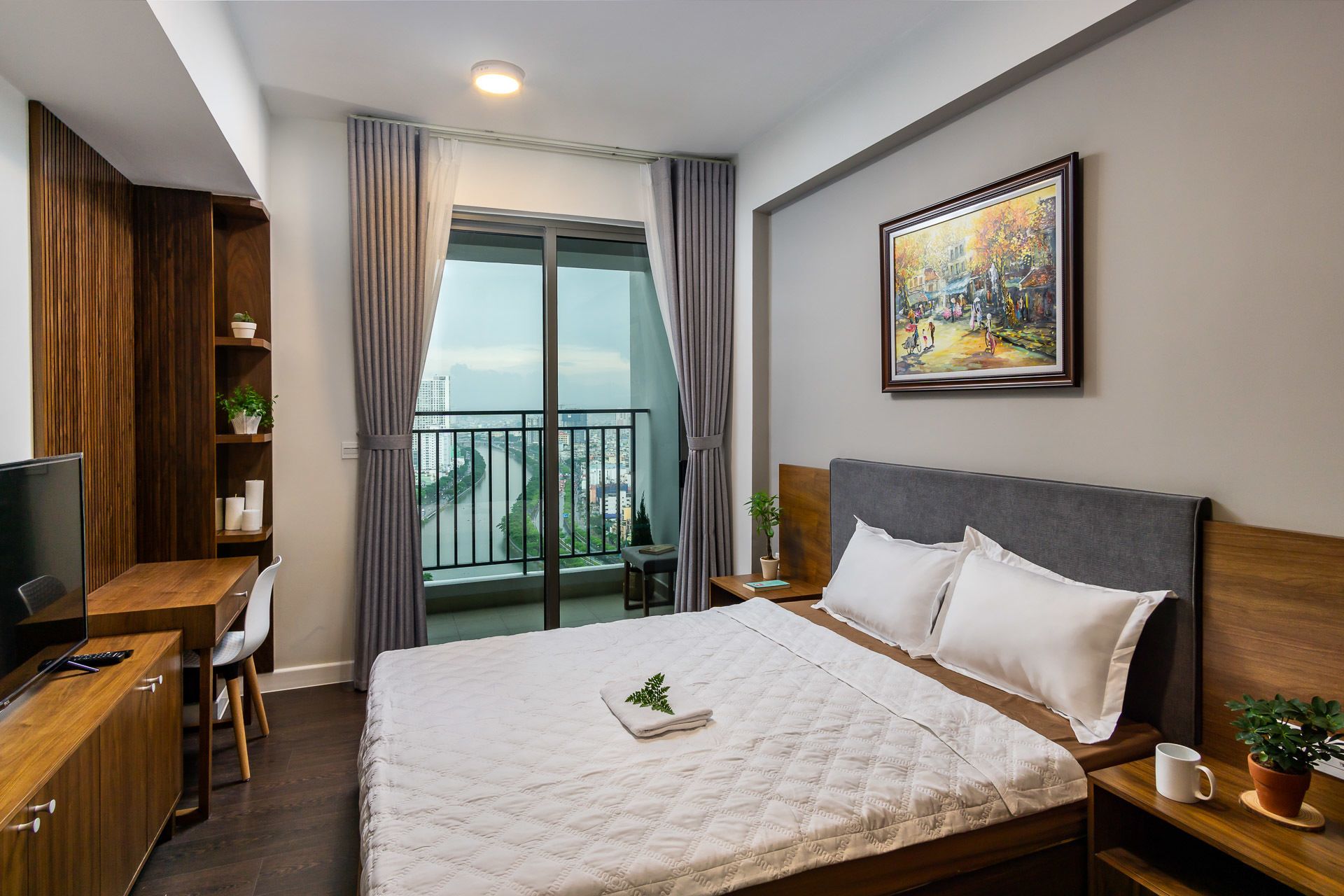 Apartemen Superior, 2 kamar tidur, akses ke kolam renang, pemandangan sungai | Brankas, meja kerja, setrika/meja setrika, dan seprai linen