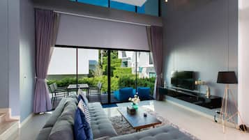 Two-Bedroom Hideaway Pool Villa | Sala de estar | Smart TV de 43 pulgadas con canales por cable, una televisión