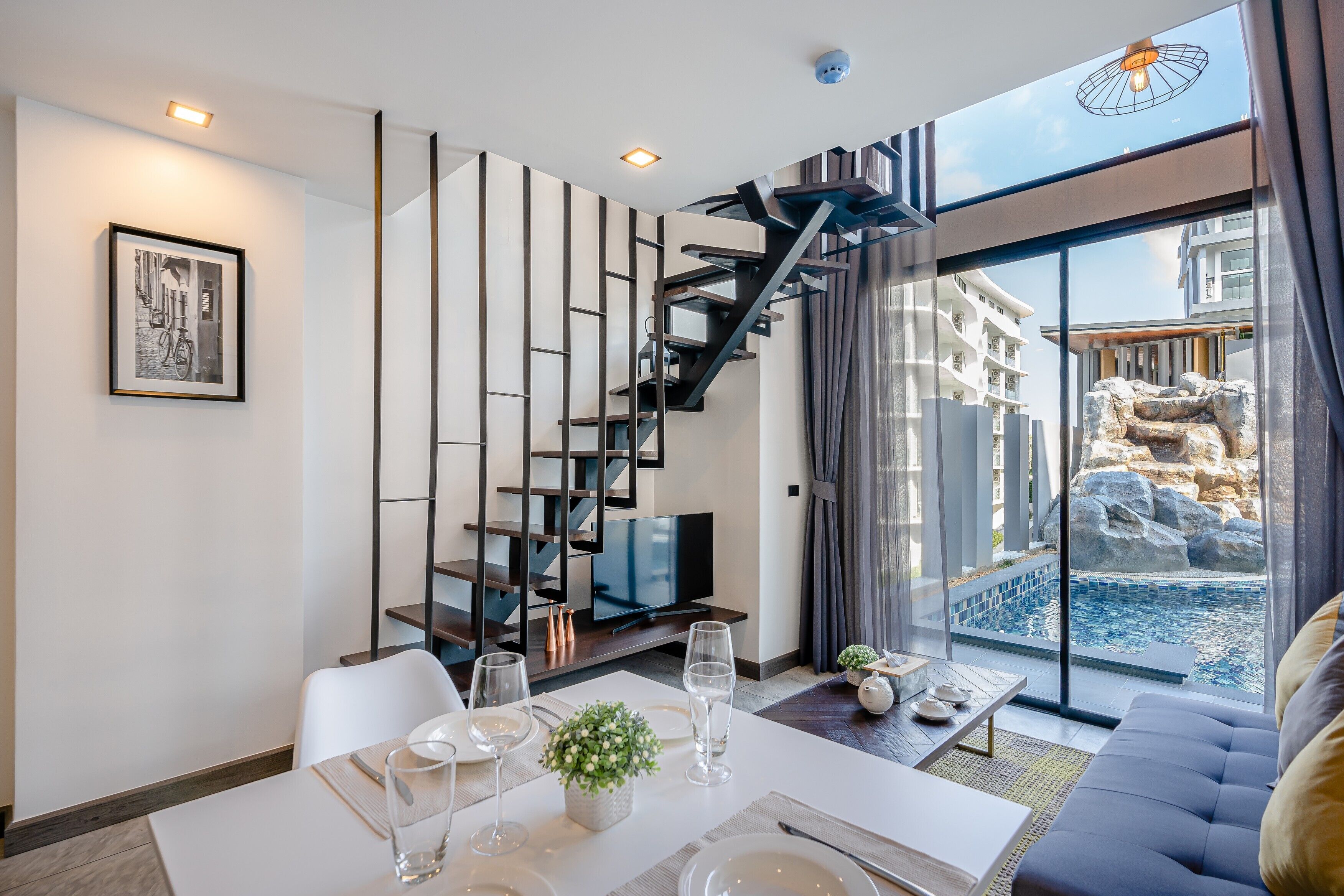 Deluxe Apartment | Premium bedding, pillowtop beds, minibar, in-room safe