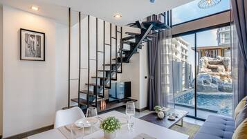 Deluxe Apartment | Premium bedding, pillowtop beds, minibar, in-room safe