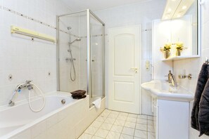 Hårtørrer, håndklæder, Sæbe, Toiletpapir