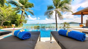 Piscina externa, piscina infinita, barracas de cortesia, guarda-sóis