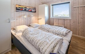 4 bedrooms, travel crib, free WiFi