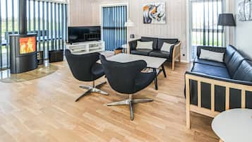 Fernseher, Kamin, DVD-Player, Tischfußball