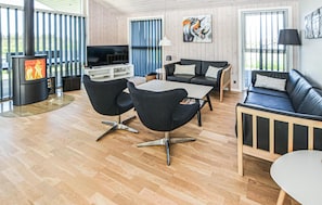 Télévision, cheminée, lecteur de DVD, baby-foot