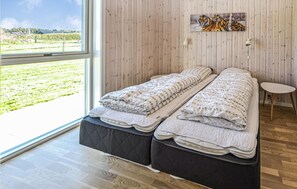 4 bedrooms, travel crib, free WiFi