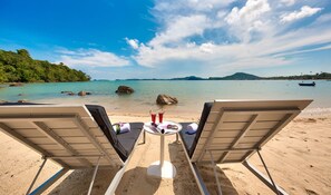 Plage, sable blanc, chaises longues