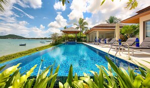 Piscine extérieure, piscine à débordement, cabanons gratuits