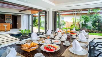 Café da manhã com pratos da culinária local grátis todos os dias