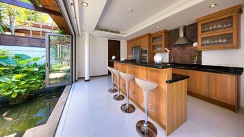 Vila (4 Bedrooms) | Cozinha privada | Geladeira grande, micro-ondas, fogão, cooktop