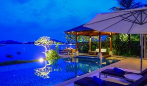 Una piscina al aire libre, una piscina infinita, camas de piscina gratis