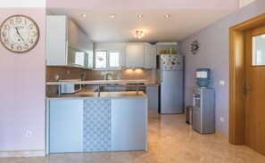 Fridge, stovetop, coffee/tea maker