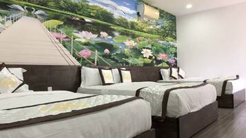 Quarto de hotel com três camas, um mural representando um lago com cisnes e uma escada que dá para uma varanda.