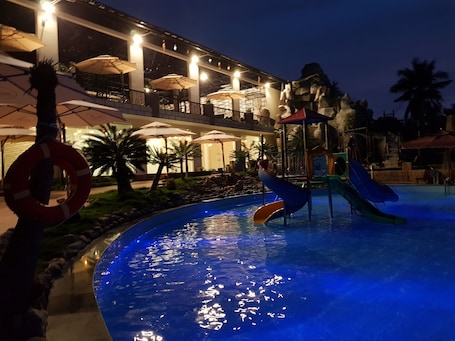 Outdoor pool. Sang Nhu Ngoc Resort