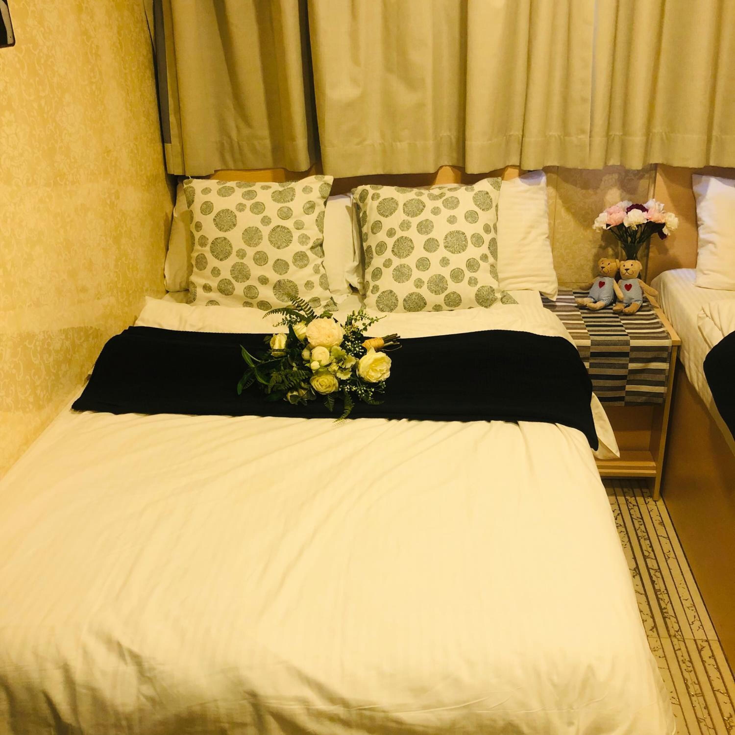 Iron/ironing board, free WiFi, bed sheets