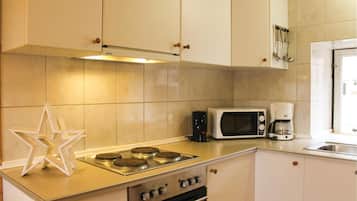 Fridge, stovetop, dishwasher, coffee/tea maker