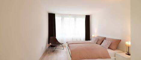 1 makuuhuone, työpöytä, silitysrauta/-lauta, vauvan matkasänky