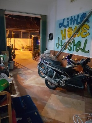 Dormitorio compartido básico, 1 habitación, vista a la ciudad | Vista al patio