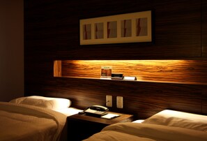 Desk, iron/ironing board, free WiFi, bed sheets - International Hotel Ube (Ube)