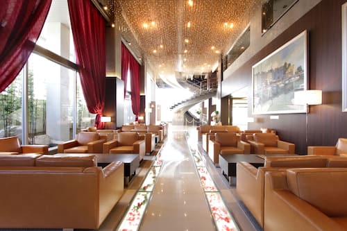 Lobby lounge