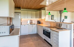 Fridge, stovetop, dishwasher, coffee/tea maker - 3 bedroom awesome home in Fårevejle (Fårevejle)