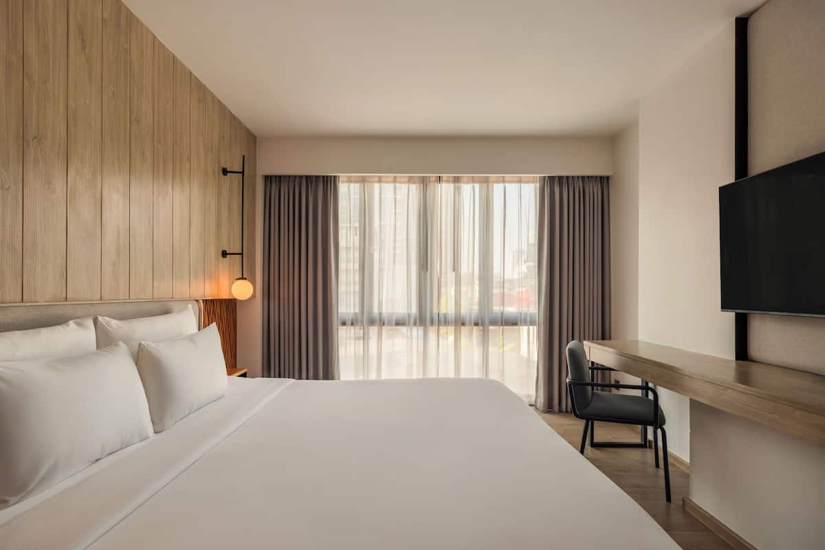 Deluxe Room, 1 King Bed | Minibar, in-room safe, laptop workspace, blackout curtains