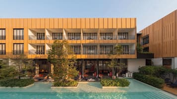 Una piscina al aire libre, sillones reclinables de piscina