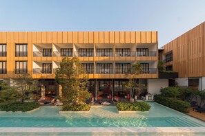 Outdoor pool, sun loungers - Craftsman Bangkok (Bangkok)