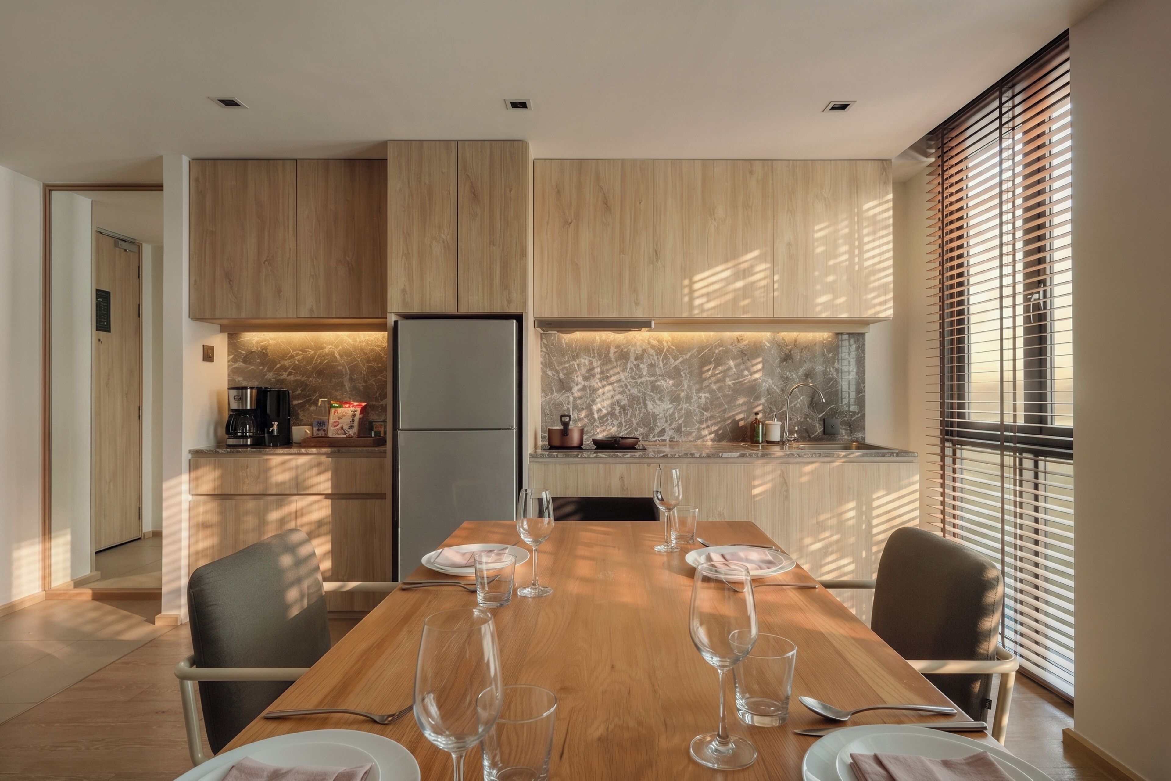 Executive Suite, 1 King Bed | Private kitchen | Coffee/tea maker, electric kettle