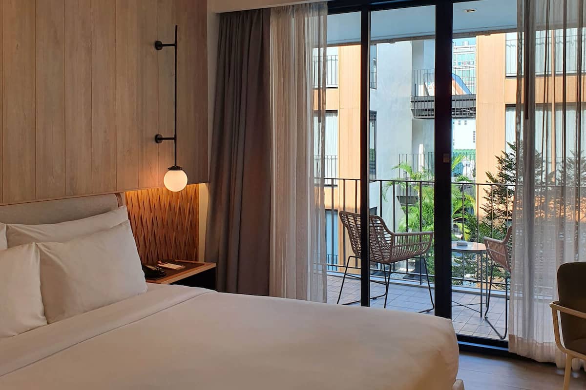 Suite Junior, 1 letto king, balcone, vista piscina | 1 camera, minibar, cassaforte in camera, postazione laptop