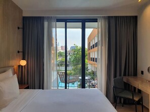 Signature Room, 1 King Bed, Balcony | Minibar, in-room safe, laptop workspace, blackout drapes - Craftsman Bangkok (Bangkok)