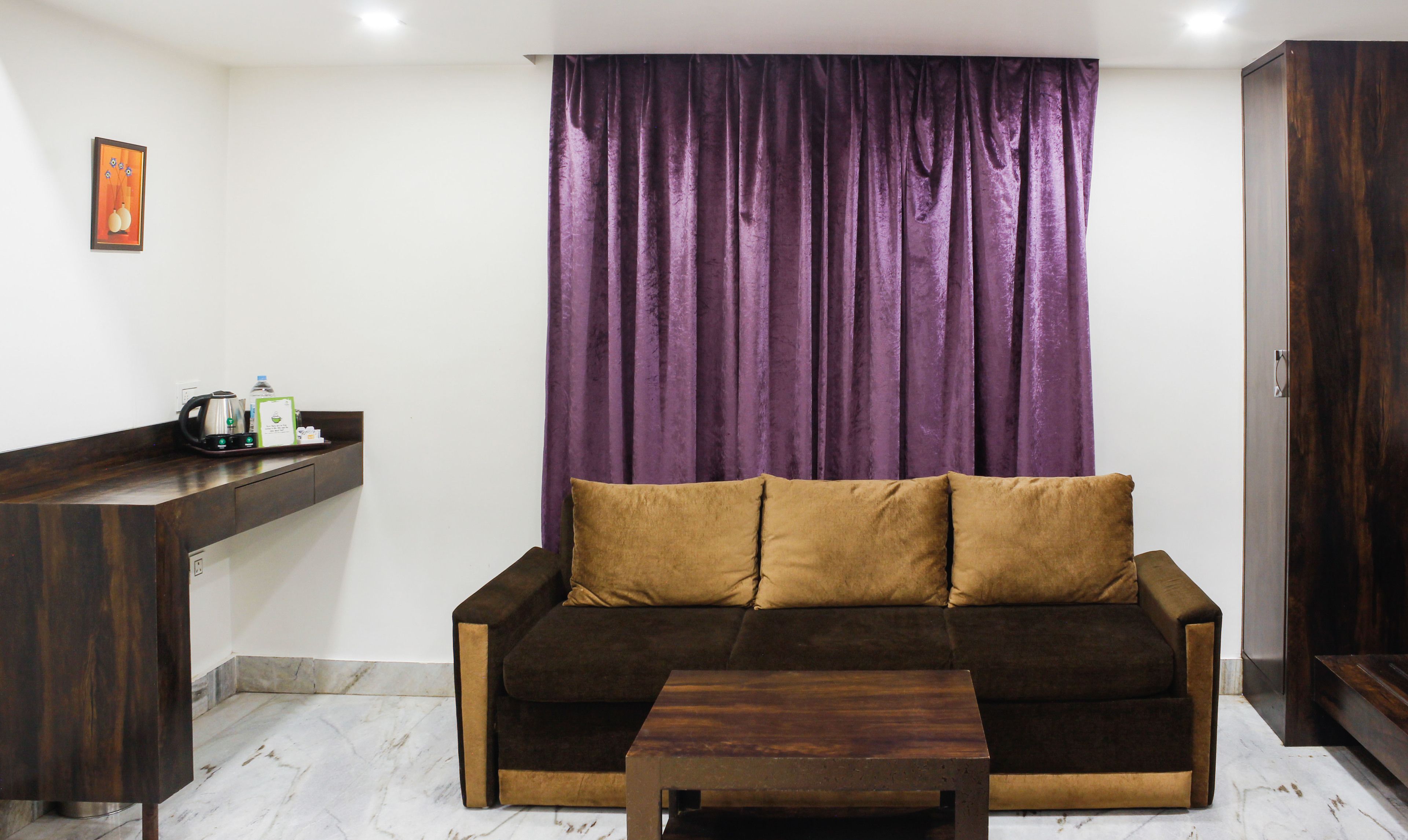 Deluxe Room | Desk, iron/ironing board, rollaway beds, free WiFi