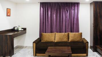Deluxe Room | Desk, iron/ironing board, rollaway beds, free WiFi