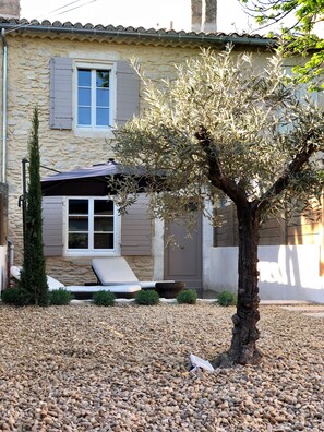 Terrace/patio - In the heart of downtown St Rémy de Provence, the Mas D'Oscar! (Saint-Rémy-de-Provence)