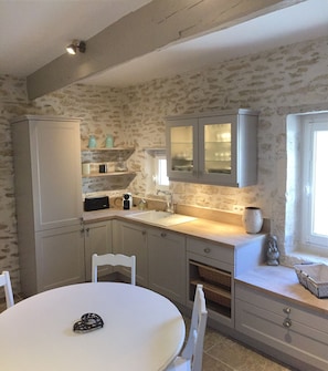 Fridge, microwave, oven, stovetop - In the heart of downtown St Rémy de Provence, the Mas D'Oscar! (Saint-Rémy-de-Provence)
