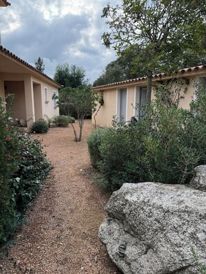 Property grounds - Villa 250 m walk from the sea and the village in wooded surroundings (Zonza)