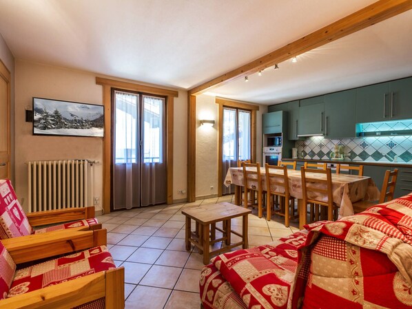 Interior - 3-Bedroom Apartment in Village Center, Near Ski Pistes, Courses, Daycares, and Shops. Free WiFi (La Clusaz)