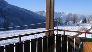 A balcony with a view of a snowy mountain landscape. - La Clusaz - 6 pers - 2 Bdr - Near slopes - Garage (La Clusaz)