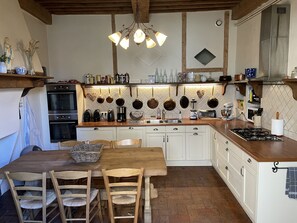 Jääkaappi, mikroaaltouuni, uuni, liesi