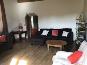 Smart-TV, Kamin, DVD-Player, Tischtennisplatte