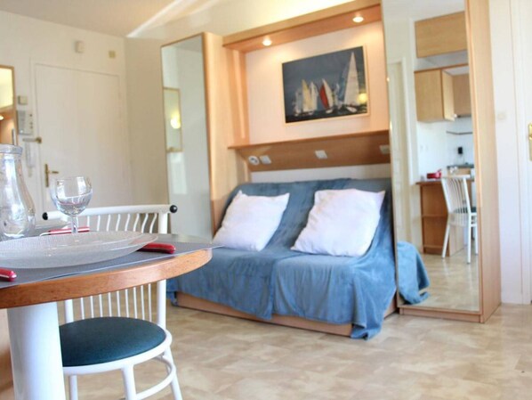 TV - 2-Room Apartment in La Rochelle – Near Marina (La Rochelle)