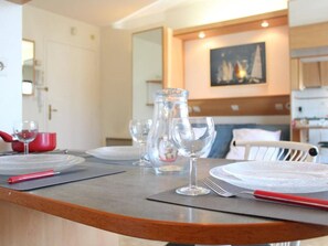 Dining - 2-Room Apartment in La Rochelle – Near Marina (La Rochelle)