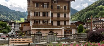 Three-Bedroom Apartment in Village Center, Close to Ski Lifts, WiFi, Parking Included