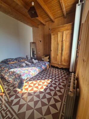 3 slaapkamers, een strijkplank/strijkijzer, reisbedje, gratis wifi