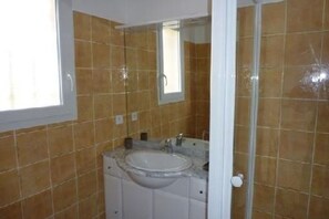 Dusche, Haartrockner, Handtücher, Toilettenpapier