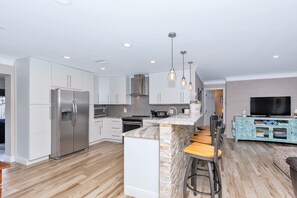 Fridge, microwave, oven, stovetop - Perfect Beach House! Large 3/2w/ Heated Pool Included, Tiki, Bikes, 2M to Beach (Pompano Beach)