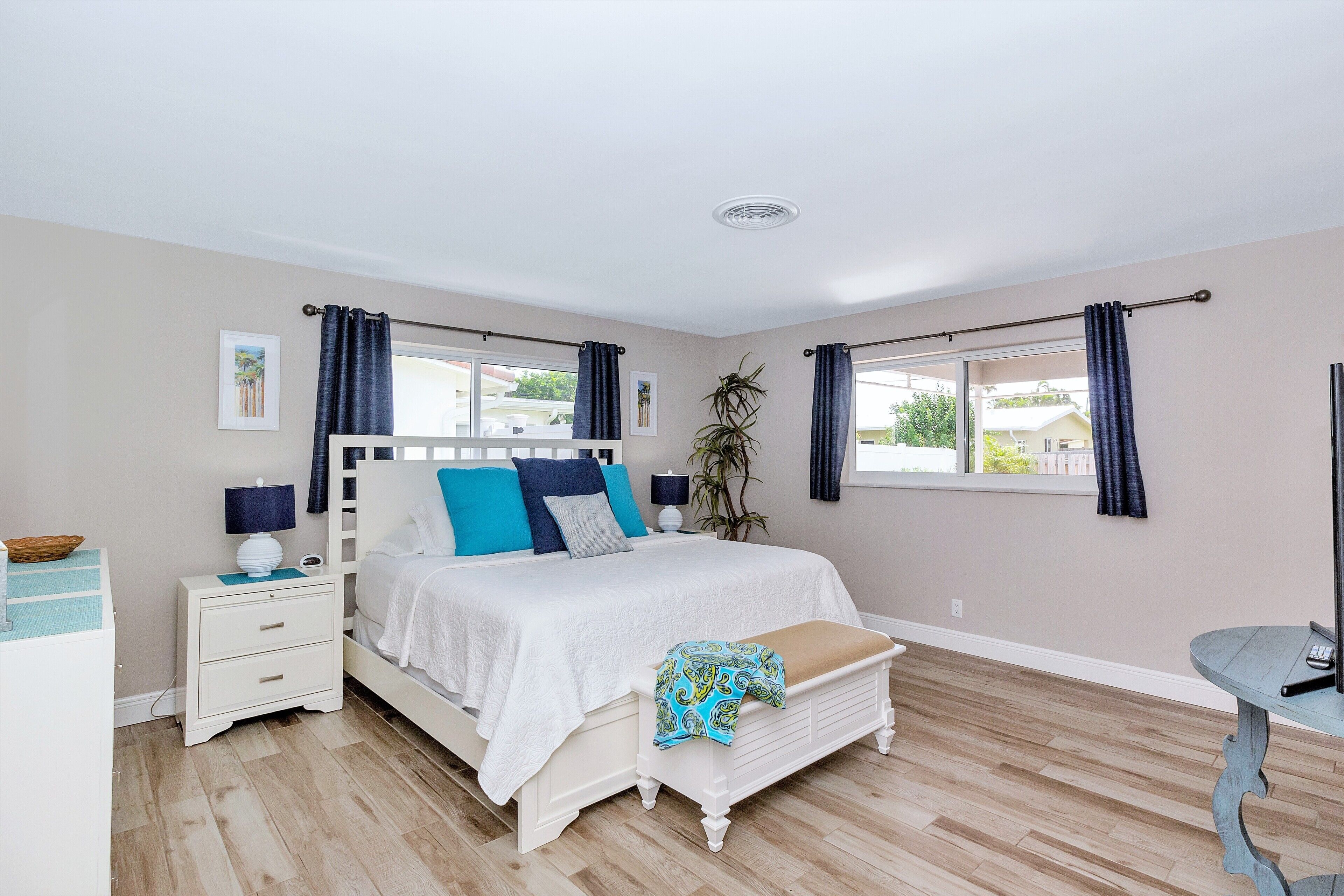 3 dormitorios, tabla de planchar con plancha, cuna de viaje