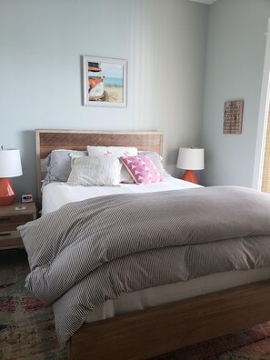 2 bedrooms, iron/ironing board, travel cot, free WiFi - Cottage with Beach View, Short walk to Beach. Sleeps 9/Pool/Charcoal Grill (Gulf Shores)